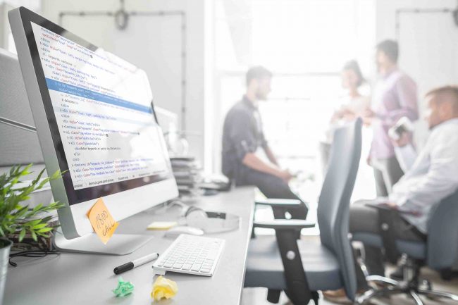 Businesswoman check data in smartphone and tablet Comment choisir la meilleure agence Web au Maroc en 2022